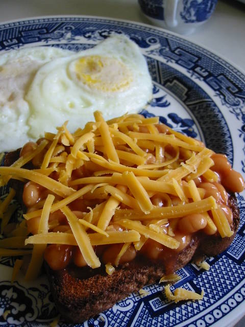 IMG_9015_cheddar_cheese_on_beans_on_toast.JPG 